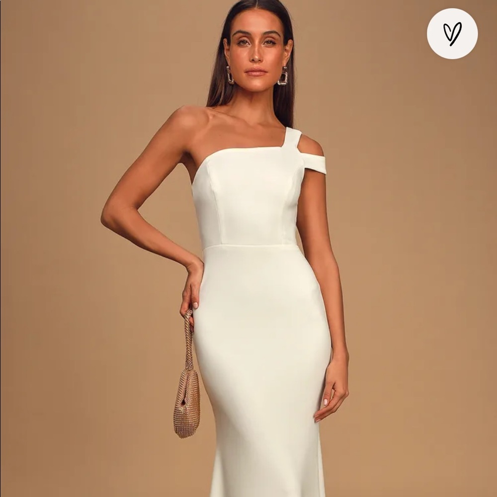 SOLD ✅: White one-shoulder mermaid maxi wedding gown.